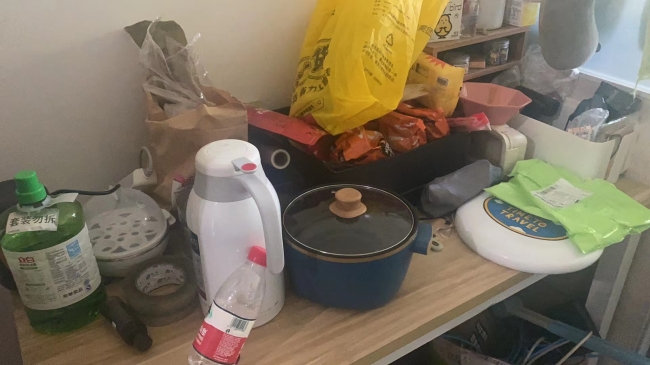 102-桌面摆放杂乱,有大功率电器 102-桌面摆放杂乱,有大功率电器