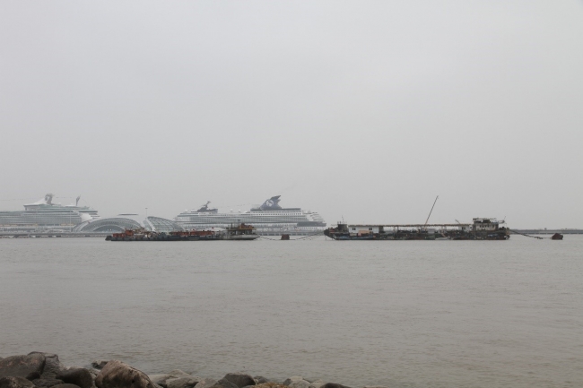 江上的货船和码头的邮轮 江上的货船和码头的邮轮