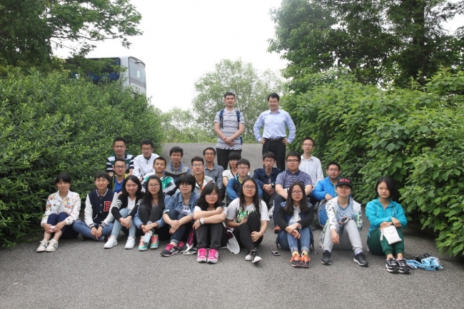 夜宿研究站的同学们合影留念 夜宿研究站的同学们合影留念