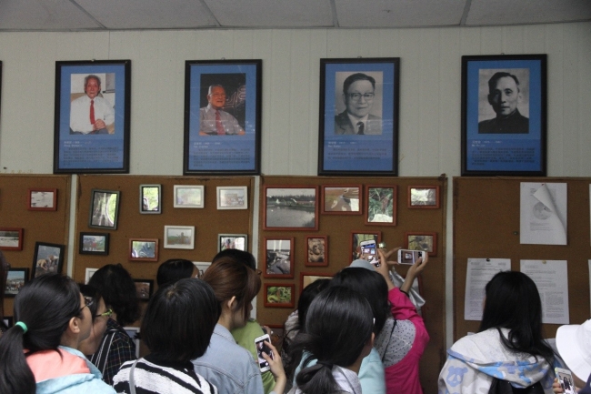 研究站的照片墙:采样照片、珍贵动物照片等 研究站的照片墙:采样照片、珍贵动物照片等