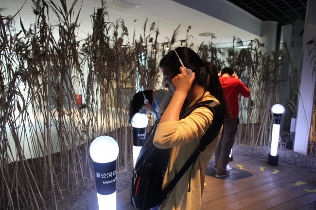 聆听鸟叫声的崔玉雪老师 聆听鸟叫声的崔玉雪老师