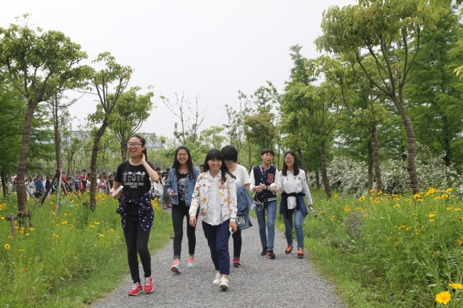 开心的同学们 开心的同学们