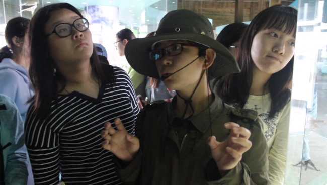 鸟类标本展示馆的志愿者工作人员为同学们讲解 鸟类标本展示馆的志愿者工作人员为同学们讲解