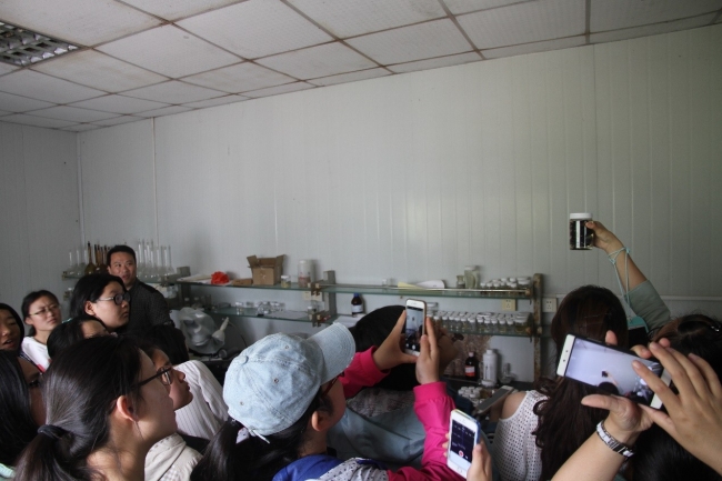 参观研究站内的实验室 参观研究站内的实验室