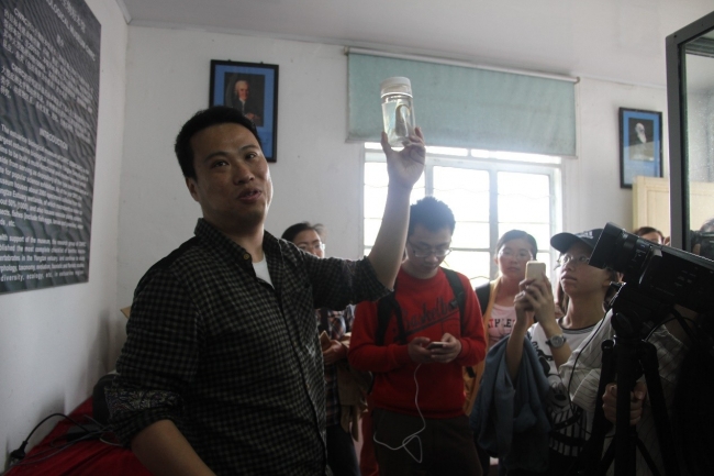 刘文亮老师为大家介绍标本馆内的明星物种 刘文亮老师为大家介绍标本馆内的明星物种