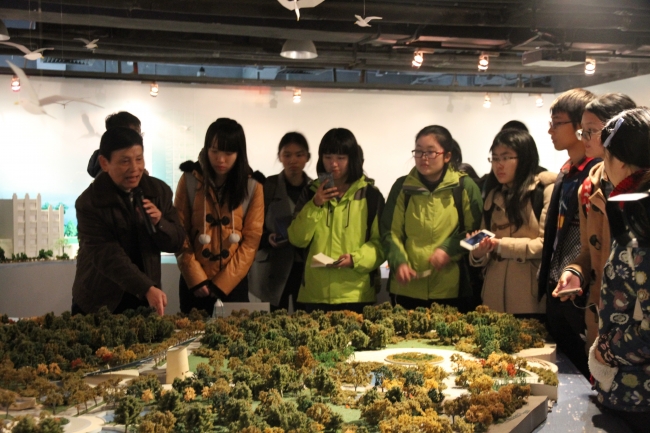 张效国先生为大家讲解梦清园的建设过程 张效国先生为大家讲解梦清园的建设过程