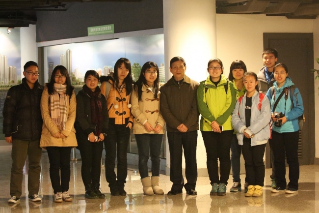 张效国先生与部分同学合影 张效国先生与部分同学合影