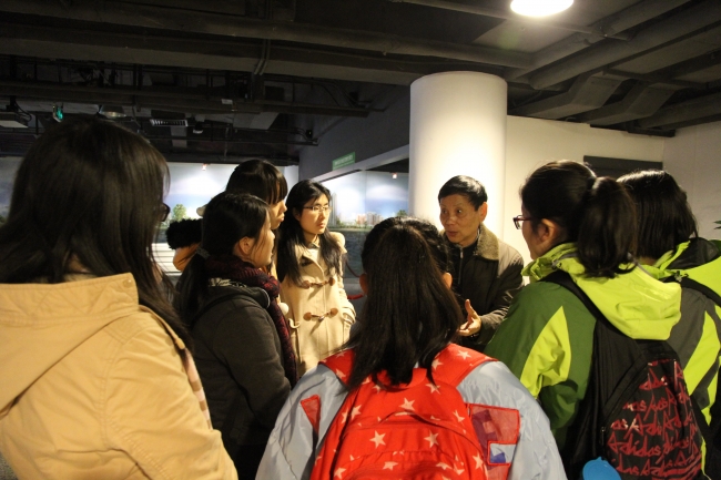 同学们和张效国先生交流讨论 同学们和张效国先生交流讨论