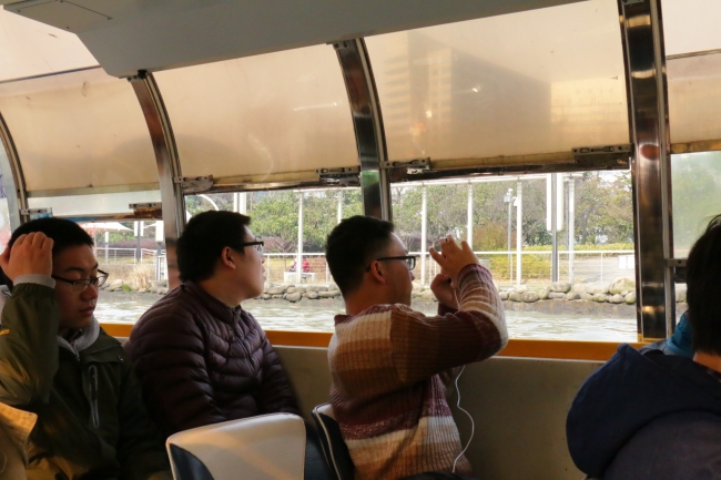 同学们在游船上 同学们在游船上